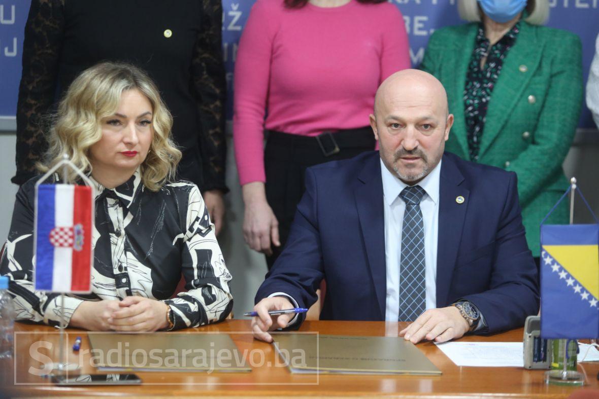 Foto: Dž.K./Radiosarajevo/Samir Kurović i Iva Šuković potpisali sporazum